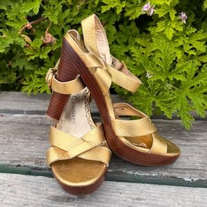 Juicy Couture Wood Heel Sandals Gold size 7M
